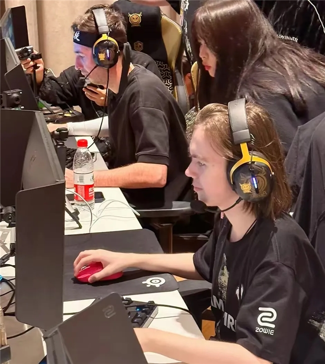 媒体评论 Gumayusi 的轮换： Gumayusi 绝对不是因为他的错误言论而被替换